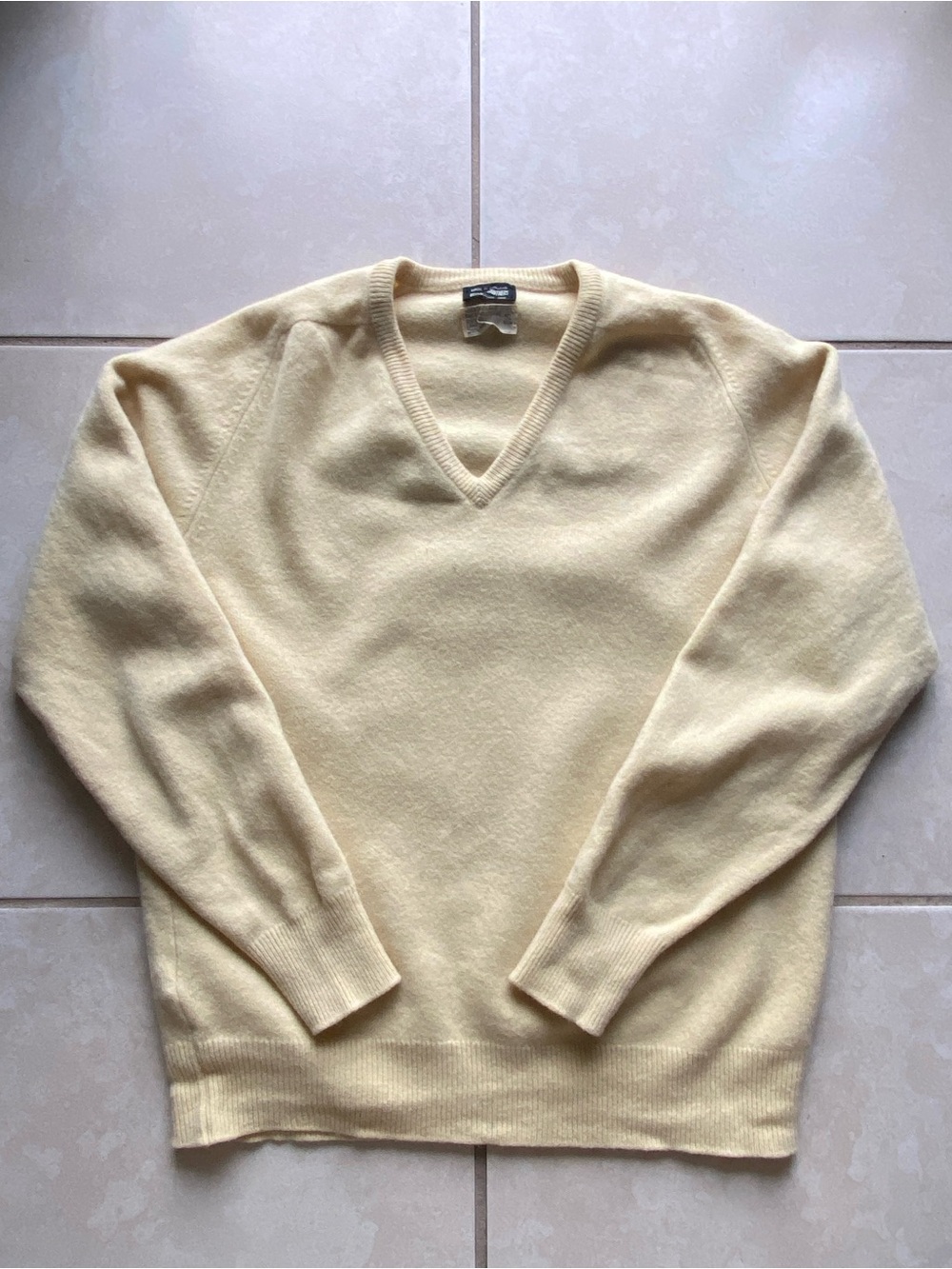 100% Lambs Wool 1980s Brooks Brothers V-Neck Cashmere Sweater in Pale Yellow